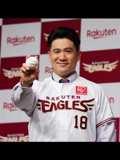[x]ボールを手に笑顔の楽天・田中｜田中の楽天復帰に“ダメジャー”… 写真1/1｜zakzak：夕刊フジ公式サイト