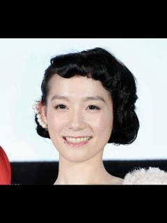 [x]篠原ゆき子、「相棒」出演女優がスリットワンピで美脚見せ ノースリーブ×サンダルで夏を先取り - YouTube