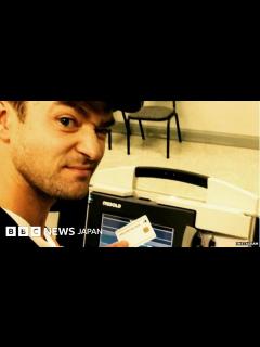 [x]米人気歌手この写真で危うく御用？ 米投票所での禁止事項は - BBCニュース