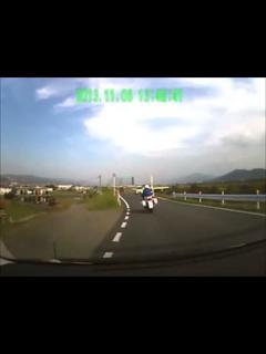[x]後ろから煽ってきた車が追い抜き！ しかし…… - ニコニコ動画