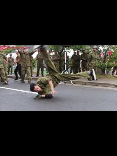 [x]自衛隊が踊りだす！音楽隊のサプライズフラッシュモブ【第15普通科連隊創隊61周年記念行事 2015.9.6】千本桜(senbon zakura ...