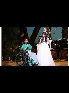 [x]ジブリ歌手・井上あずみ 車イスで「トトロ」熱唱…脳出血から1年3か月ぶりに公演復帰 - YouTube