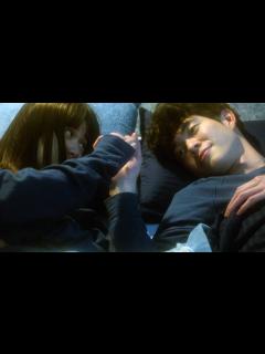 [x]宮沢氷魚＆小西桜子、手をつないで眠りにつく胸キュンシーン 映画「はざまに生きる、春」本編映像 - YouTube