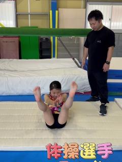 [x]ジュニア体操選手がV字腹筋を開脚でチャレンジ！柔軟性がちょっと足りないなぁ。#shorts #腹筋 #柔軟 - YouTube