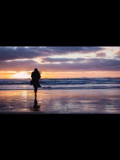 [x][フリー写真] 夕暮れの浜辺に立つ女性のシルエットでアハ体験 | GAHAG | 著作権フリー写真・イラスト素材集 - GAHAG | 著作権 ...