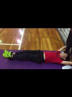 [x]腹筋バキバキ小学生の足上げ腹筋トレーニング😳😳😳 - YouTube