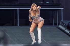 Taylor Swift a Lisbona: tacco e calze a rete, il look da urlo sul ...